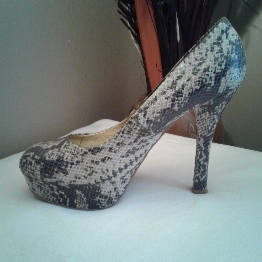 G BY GUESS: Snakeskin Textured High Heel Pumps